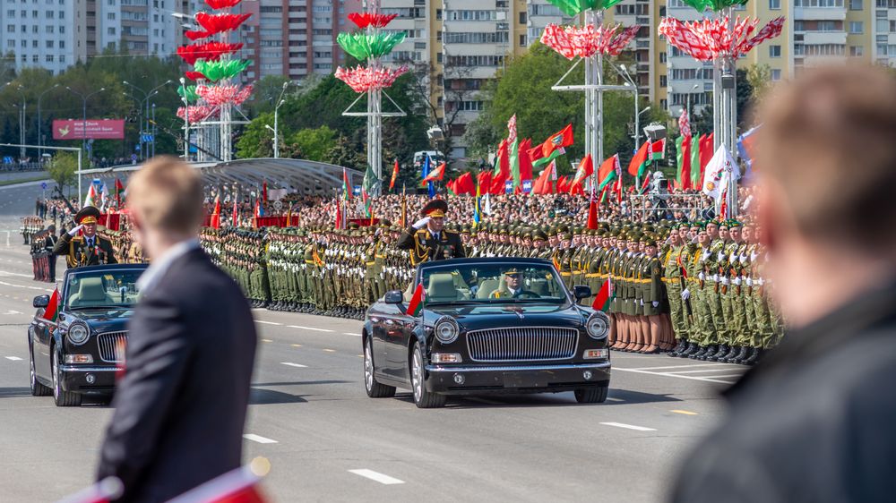 Putin se jí zalekl, Lukašenko nikoli. Fotky z velké vojenské přehlídky